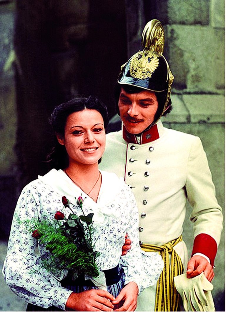 S Evou Trejtnarovou-Hudečkovou v historickém filmu Čas lásky a naděje (1976)