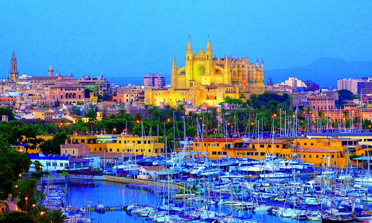 Palma de Mallorca je živé město s mnoha památkami a impozantní katedrálou Panny Marie.