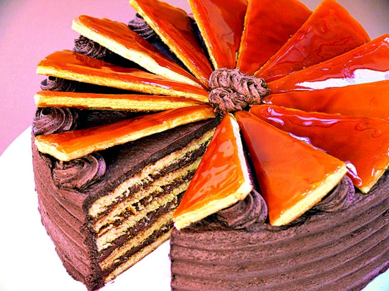 Dobošův dort je známou lahůdkou.