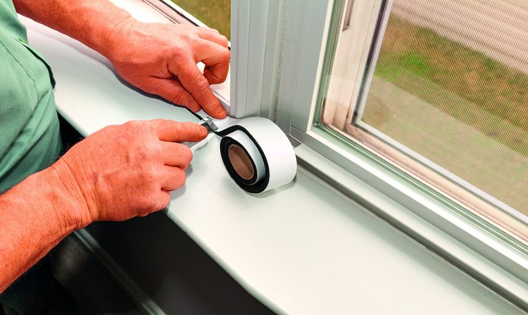Máte-li hluboko do kapsy, můžete starší okna utěsnit izolační páskou.