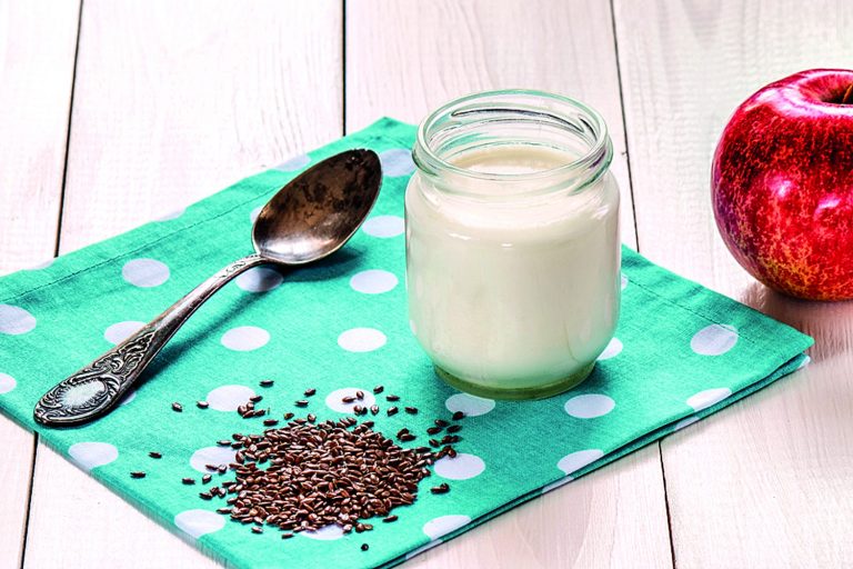 Sojový jogurt se lžící lněného oleje je její recept na snížení vysoké hladiny cholesterolu v krvi. Přidává i semínka nebo marmeládu.