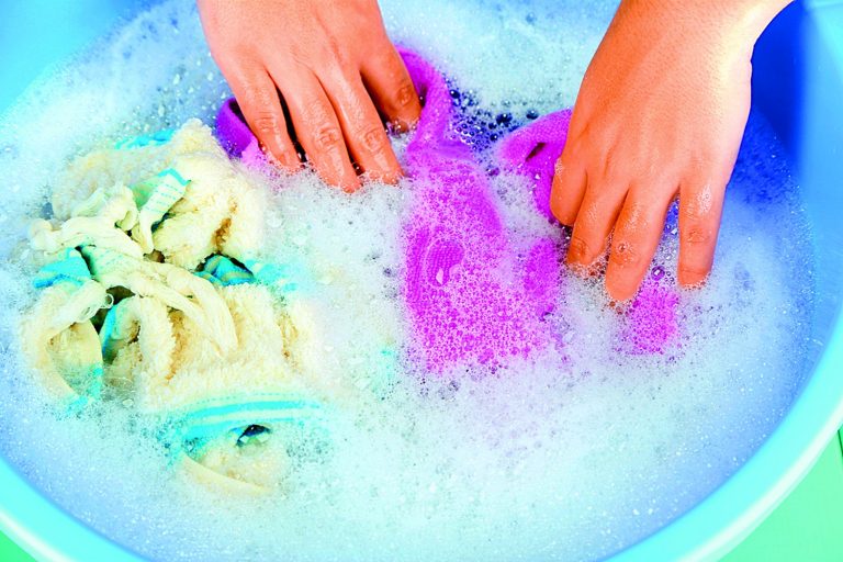 Při ručním praní nepoužívejte vodu teplejší než 25 0 C.