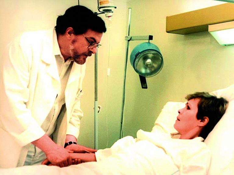 Lékaře, který se snaží uklidnit spletitou situaci, hrál v dramatu Operace mé dcery z roku 1986. Na snímku s Janou Šulcovou.