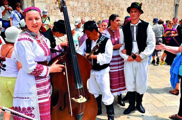 Během sezony se v centru města konají v rámci Dubrovnických letních slavností častá vystoupení folklorních skupin.