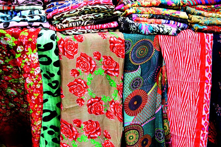 Na marockých trzích koupíte překrásně barevné šály.