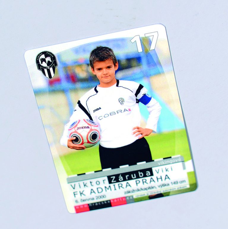 Fotbalová kartička mého syna Viktora. Hraje fotbal a každý rok má novou.