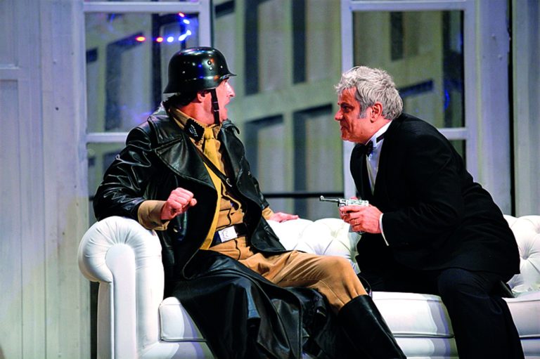 V Hudebním divadle Karlín si Petr Štěpánek (vpravo) zahrál v představení Producenti, roli Maxe Bialystocka. Na snímku spolu s Jaromírem Dulavou (Franz Liebkind).