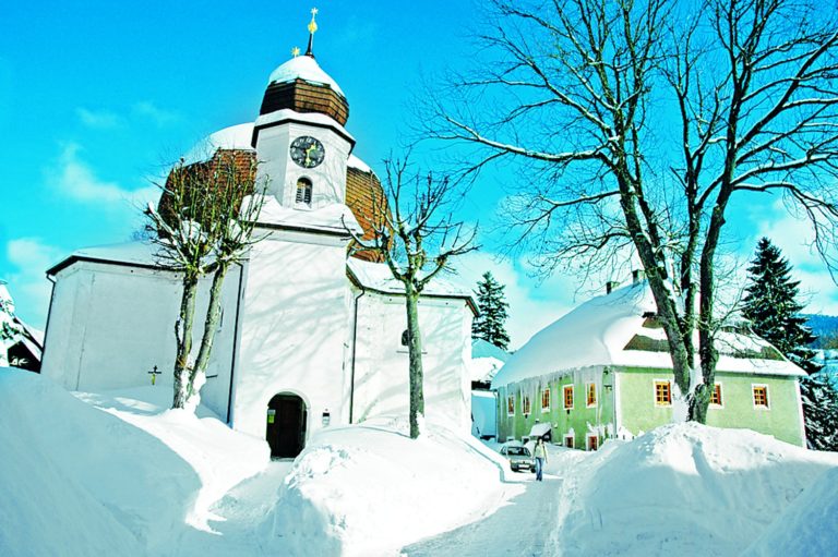 Ano, takhle vypadá opravdová zima. Barokní kostel v Železné Rudě určitě navštivte.