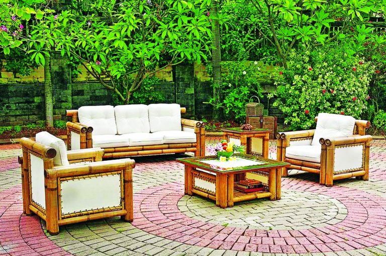 Bambusový nábytek se skvěle vyjímá na terase nebo v zahradě.