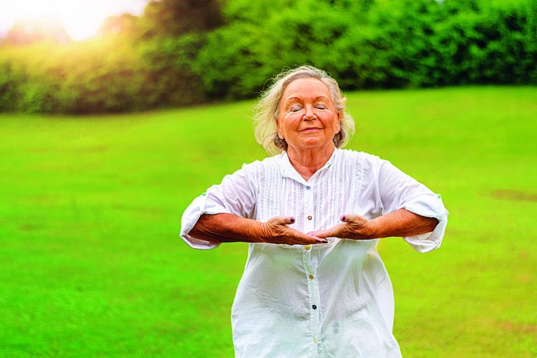 Už před dvěma tisíci lety se hlásalo, že pro starší lidi je k udržení svěžesti, vitality a dlouhověkosti vhodná lehká, ale výživná strava, častý pohyb na čerstvém vzduchu, každodenní ranní tělesné cvičení, pravidelné koupele a masáže.