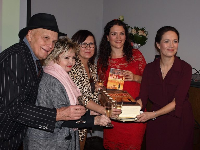 Slavnostní křest knihy Nezlomný od autorky Hany Hindrákové moderovala Tereza Kostková a knihu společně pokřtila s Janem Přeučilem, Evou Hruškovou a Kateřinou Cajthamlovou.