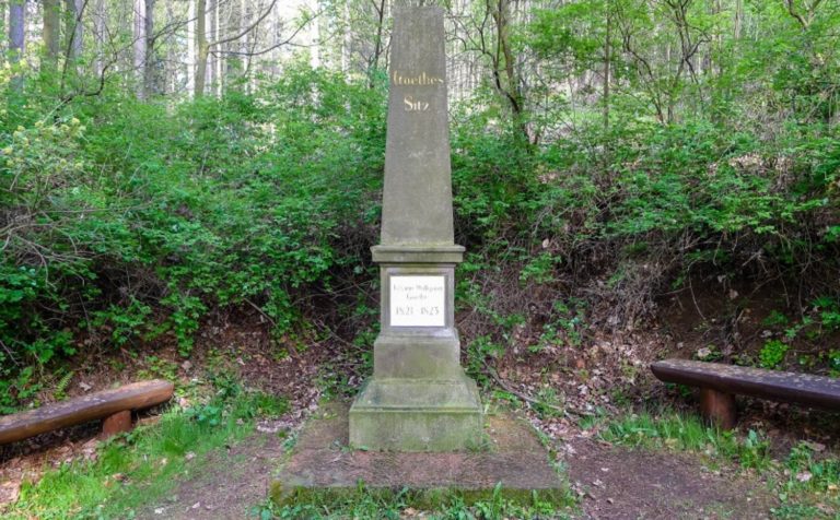 Pískovcový obelisk se dvěma lavičkami stojí na svahu Hameliky. V těchto místech J. W. Goethe sedával na lavičce s Ulrikou von Levetzow. Lavičky však původně bývaly kamenné.