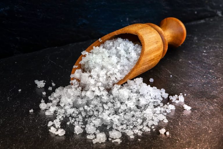 Koupel v epsomské soli přispívá ke snížení zadržování vody v břiše, výsledkem je plošší bříško. Vyzkoušejte koupel s 2 hrníčky epsomské soli 3krát týdně.