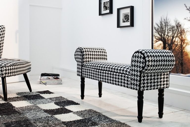 V obývacím pokoji může polstrovaná lavice být dalším zajímavým kusem nábytku.