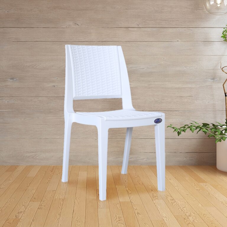Bílé plastové židle se výborně hodí k bílé kuchyni. V kombinaci se dřevem a kovem dostávají punc noblesnosti.