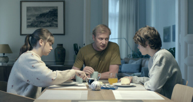 S Jenovéfou Bokovou a Danielem Kadlecem ve filmu Rodinný film (2015).
