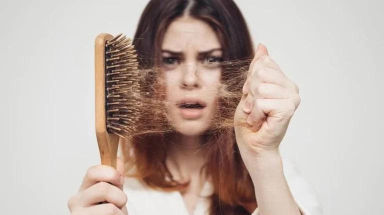 Vypadávání vlasů není infekční, ale bývá dědičné. Častěji postihuje muže.