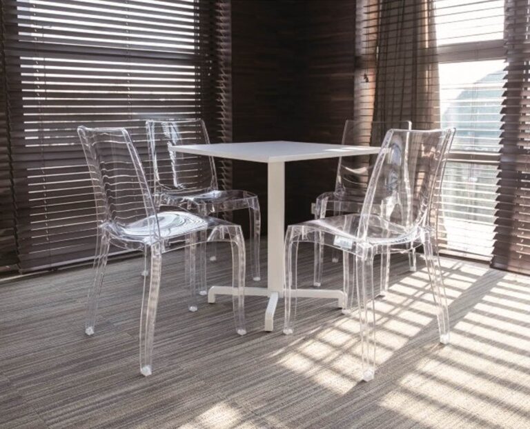 Téměř neviditelný nábytek představují židle Crystal Light.