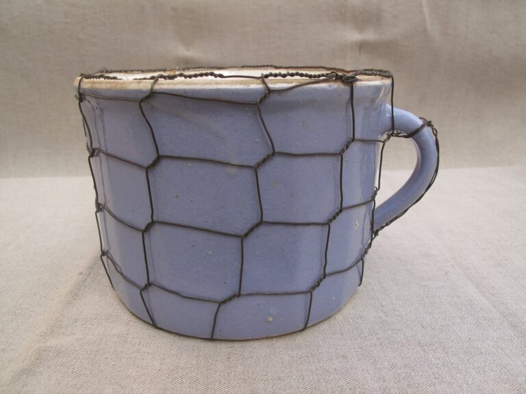 Zatímco keramiku lze zpracovávat ručně, protože je poddajná, porcelán se většinou lije do forem, je totiž velmi křehký.
