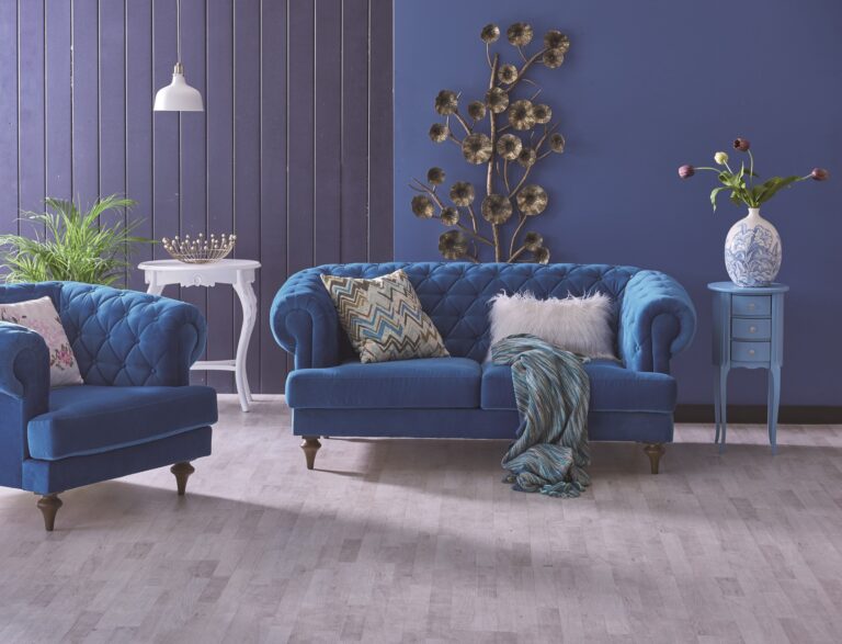 Monochromatickému interiéru dominuje jedna barva, takže spolu zdi, nábytek i podlaha přirozeně splynou. Takový pokoj pak působí větší, než ve skutečnosti je.