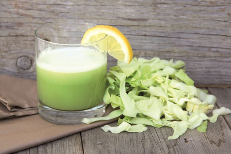 Ze zelných listů si můžete udělat i smoothie.