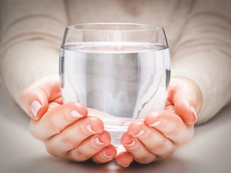 Jestli vám nechutná čistá voda, dejte si do lahve nebo skleničky plátek citronu, pomeranče, nebo kousek ananasu.