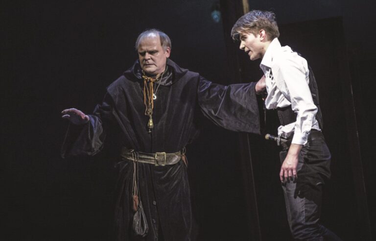V Divadle na Vinohradech si zahrál Romea ve slavném Shakespearově dramatu. Na snímku s Igorem Barešem (2015).