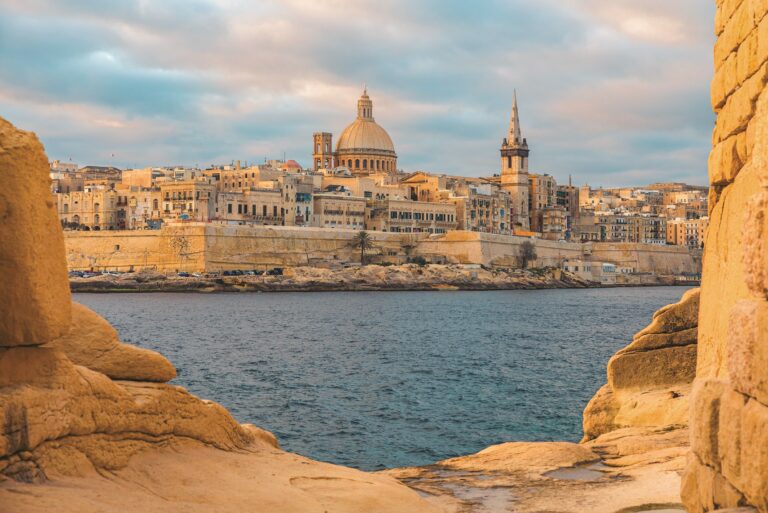 Valletta vyrostla jako opevněné město a dodnes si svůj charakter uchovala. Široká kopule uprostřed patří bazilice Panny Marie z hory Karmel.