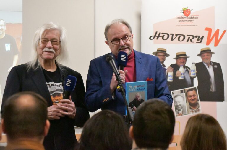 Autor Josef Fousek a v tuto chvíli moderující, často také zpívající nakladatel Pavel Mészáros